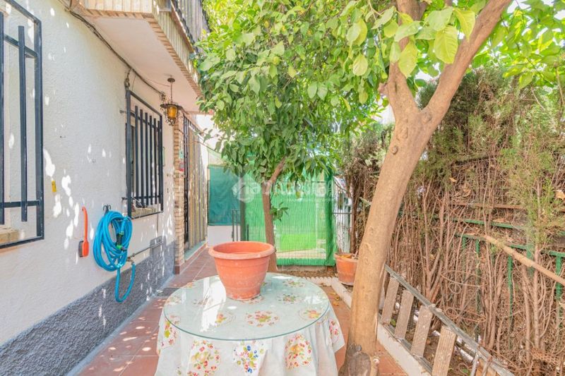 Foto a7adc9aa-4a6b-4347-98ff-aed12d0bc2f2. Casa aparellada a Poniente Armilla