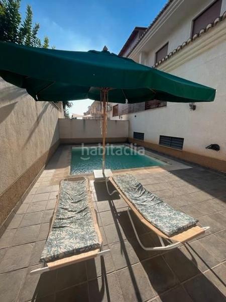 Foto 20c60c25-362b-4b5d-8b2b-230179f5a3f3. Casa pareada en calle almiar 28 unifamiliar junto centro comercial serrallo en Granada