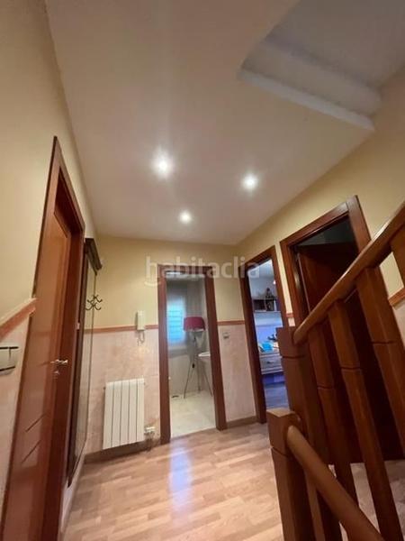 Foto 29a2f229-2655-4eef-8f79-dcbf2f3dcb20. Casa pareada en calle almiar 28 unifamiliar junto centro comercial serrallo en Granada