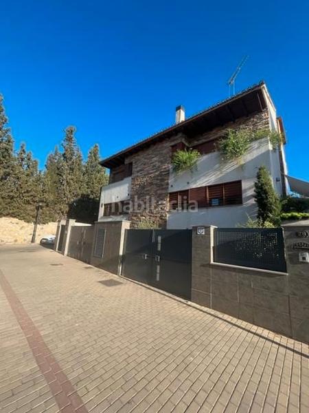 Foto 2b0105b7-0120-4830-8ce8-19e28d5edd41. Casa pareada en calle almiar 28 unifamiliar junto centro comercial serrallo en Granada