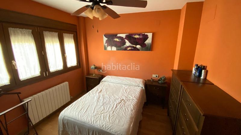 Foto 8d2ac5eb-c1a1-4d45-b552-88cd37261f27. Casa pareada en calle almiar 28 unifamiliar junto centro comercial serrallo en Granada
