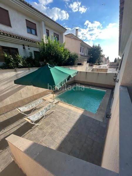 Foto a8a93fa7-7cf0-4bb1-b447-5cec08d36a98. Casa pareada en calle almiar 28 unifamiliar junto centro comercial serrallo en Granada