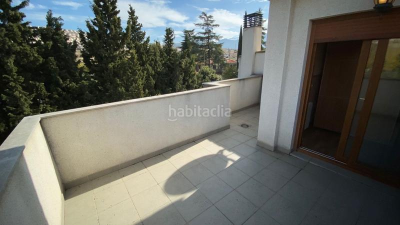 Foto b3d97caf-a537-4a42-8757-4fe9e1a637ff. Casa pareada en calle almiar 28 unifamiliar junto centro comercial serrallo en Granada