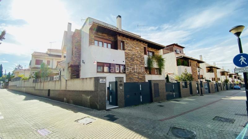 Foto b5dac87f-8940-4010-abb5-16b68d68ccd4. Casa pareada en calle almiar 28 unifamiliar junto centro comercial serrallo en Granada