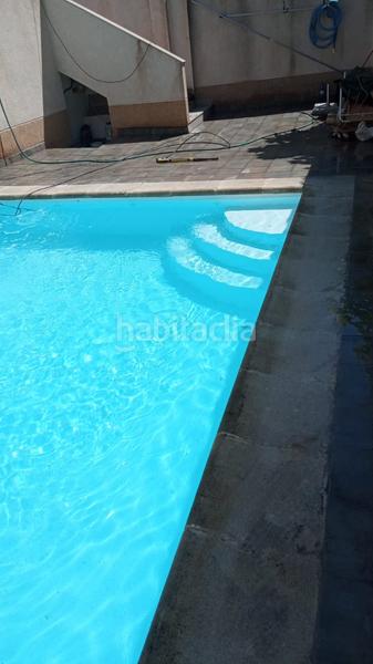 Foto cec6b1d2-f3cc-4479-b8f2-886aa60fb88f. Casa pareada en calle almiar 28 unifamiliar junto centro comercial serrallo en Granada