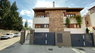 Towny house in Calle almiar 28. Unifamiliar junto centro comercial serrallo