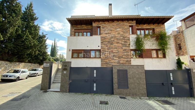 Foto fdeb5b51-3181-4b37-9db0-e7bd29e74bb7. Casa pareada en calle almiar 28 unifamiliar junto centro comercial serrallo en Granada