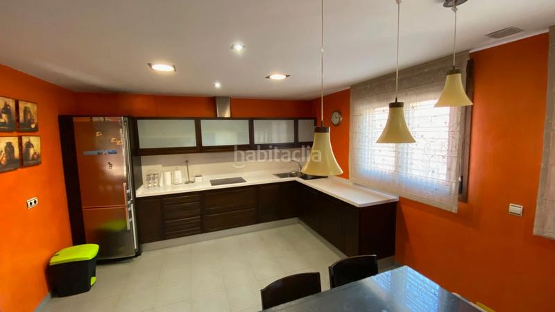 Foto fe9d4b06-ef63-4801-9c41-b1d14f2e0046. Casa pareada en calle almiar 28 unifamiliar junto centro comercial serrallo en Granada