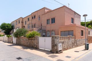 Casa adossada  Calle cataluña. Vivienda en ciudad jardin