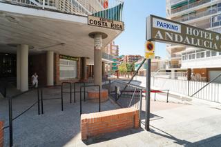 Lloguer Aparcament cotxe  Avenida de américa 12. Garaje amplio coche y moto