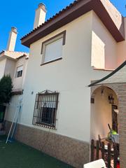 Maison jumelée à Camino de la vega 4. Chalet pareado con piscina propia