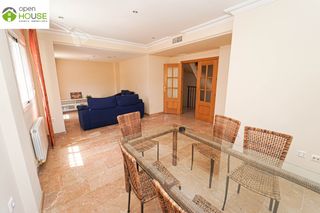 Doppelhaus in Vía del tranvía 13. Casa pareada de 4 dormitorios