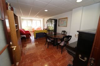 Location Appartement à Camino de ronda 53. Piso de 4 dormitorios con calefacción incluida
