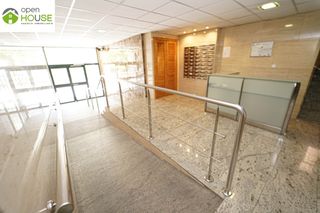 Alquiler Piso en Camino de ronda 53. Piso de 4 dormitorios, 2 baños calefacción incluida