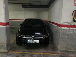 Parking voiture dans Centre. Plaza de parking
