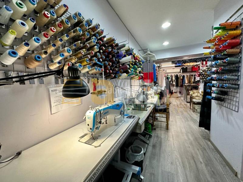 Foto 835160f7-4c1d-48fe-8930-ab2b9e75a93c. Pas-de-porte local commercial dans Putget - Farró Barcelona