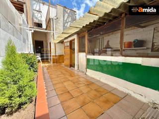 House in Covadonga. Casa a reformar de 230m en el barrio de covadonga, con múltiples