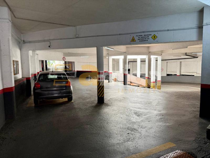 Foto fbab3eb1-44d8-4372-b7d9-0fb5a3af14ba. Aparcament cotxe a Centre Sabadell