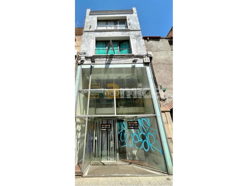 Foto b45a94b9-fe27-4e06-b145-1999d6f02fa7. Edificio  en venta en el centro en Centre Sabadell
