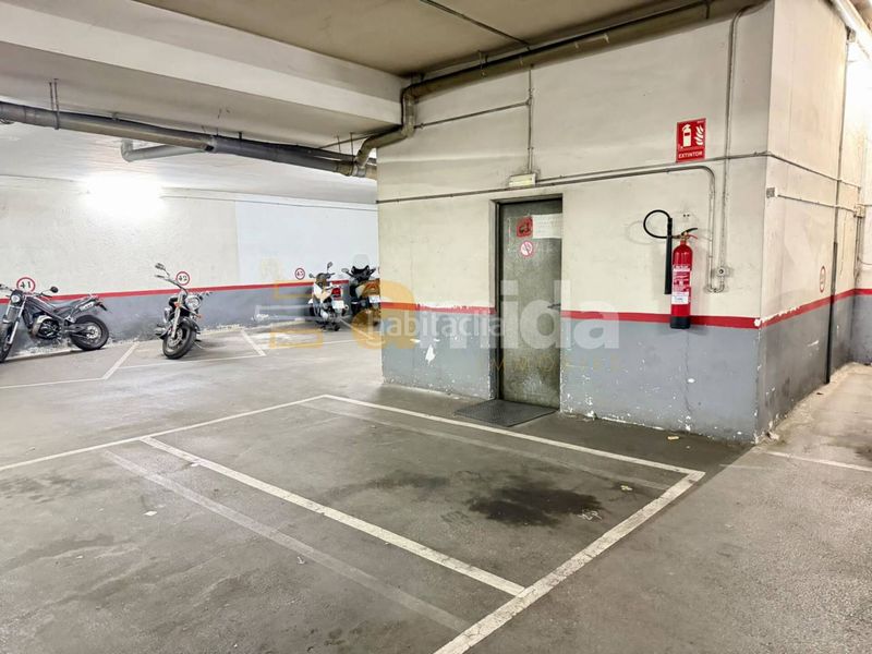Foto f550fd0f-d4a9-4afd-8a7e-37d2fbbb5045. Aparcament cotxe a Centre Sabadell