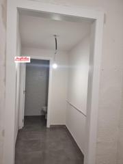 Location Local commercial à Centro. Local pequeño de unos 20m2, pero muy bien situado, si se requier