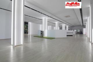 Location Local commercial à San Crispín. Local de  alquiler con su precio x metros cuadrados, ideal para