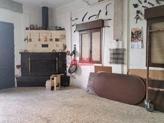 Casa a San Juan. Interesante casa en aspe con local y solarium. ideal para reunio