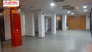 Lloguer Local Comercial a Plaza Crevillente - Antiguos Juzgados - El Asilo. Amplio local de esquina muy luminoso y todo exterior.