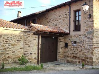 Maison à Santiago Millas. Se  vende casa tipica maragata independiente en el camino de san