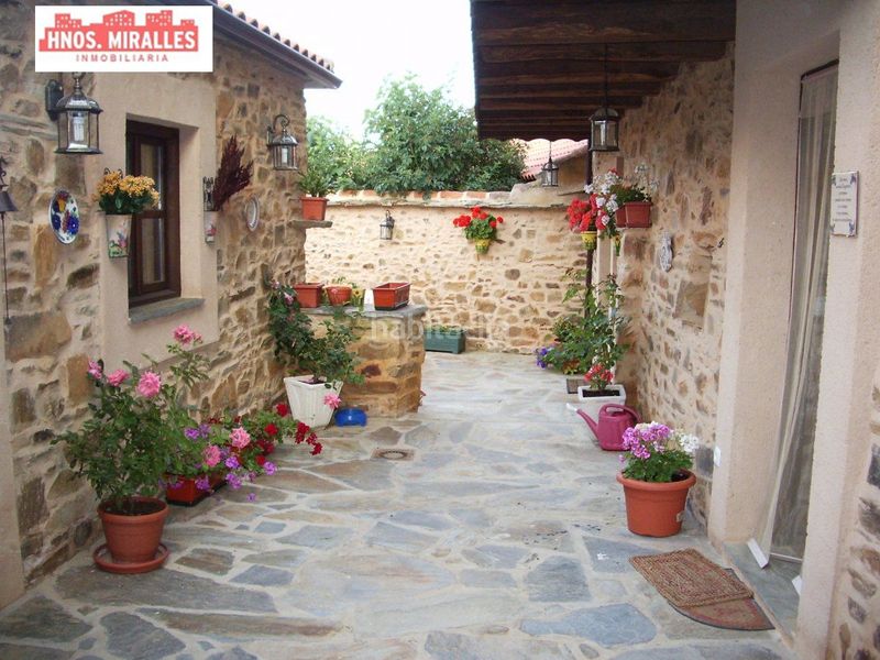 Foto 696d1c76-6d1c-4ea9-b6bd-becca2ddb81e. Casa amb aparcament a Santiago Millas