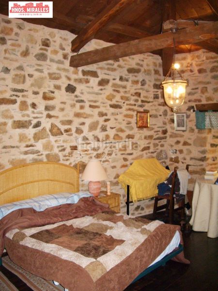 Foto 9276b92f-34cf-4c18-b259-376b3a9fc279. Casa amb aparcament a Santiago Millas