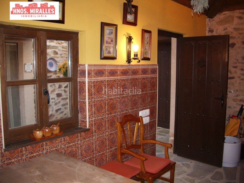 Foto f1f97345-9504-4e43-9f41-7c2a1fc76704. Casa amb aparcament a Santiago Millas