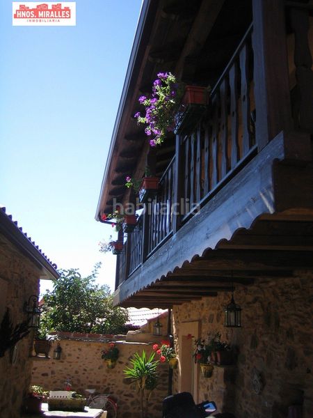Foto f7bc2413-f2a4-471b-a224-149a20b85e8b. Casa amb aparcament a Santiago Millas