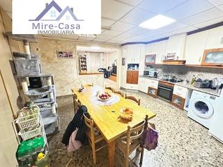 Dplex en Crevillente. Se vende local mas dos alturas, posibilidad adaptar para dos pis