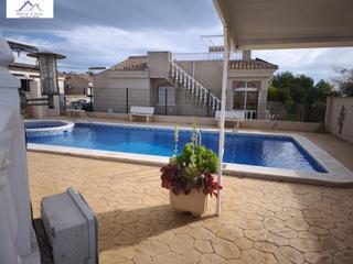Chalet en Algorfa. Chalet en urbanización privada con piscina comunitaria