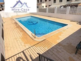 House in San Fulgencio. Bungalow en planta baja, piscina comunitaria y gran terraza