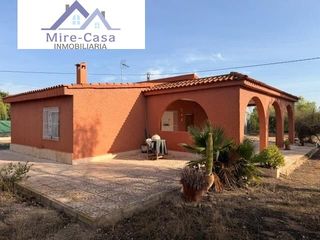 Chalet in Crevillente. Se vende chalet en partida del boch, muy cerca de elche y crevil