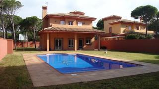 Chalet à Núcleo urbano. Chalet a escasos metros de la playa de la barrosa con 1200m2 de
