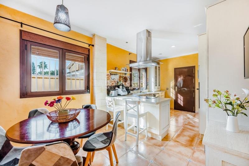 Foto 6b4dea35-da33-46d4-bf24-90e71d6bb7de. Chalet mit parking pool in Núcleo urbano Chiclana de la Frontera