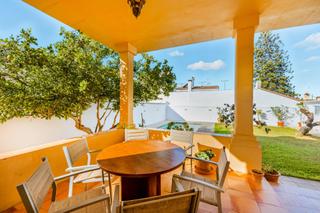 Chalet in Núcleo urbano. Oportunidad chalet con piscina en chiclana!