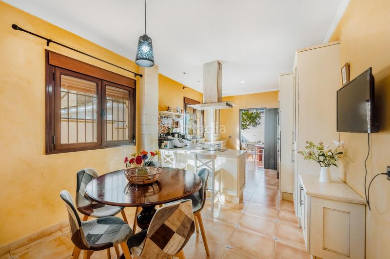 Foto e0f982d4-2d22-4c8c-b9b1-ce8f5c9a0e89. Chalet mit parking pool in Núcleo urbano Chiclana de la Frontera