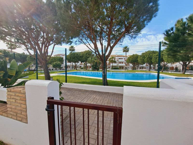 Foto acd2478a-54bf-4402-bf08-098f32536b57. Apartment with parking in La Barrosa Chiclana de la Frontera