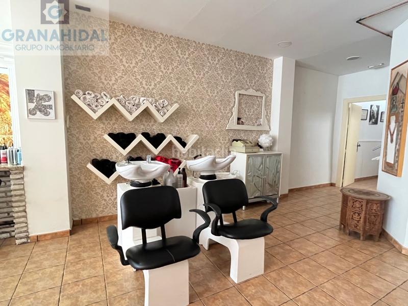 Foto 6c88f3a8-3759-4db1-ad86-92d36d59ac66. Alquiler local comercial salon de peluqueria y estetica en Atarfe