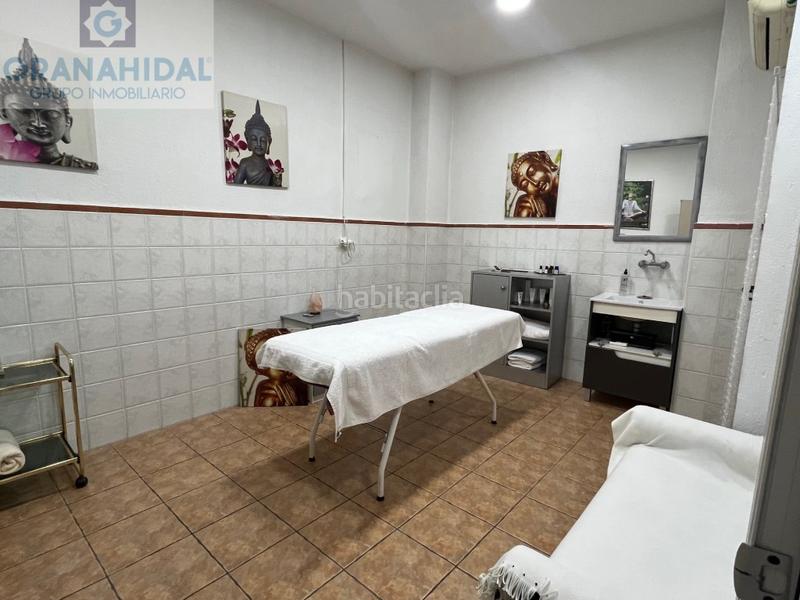 Foto c4eaa104-3d44-4977-9ba1-c4cc5e747385. Alquiler local comercial salon de peluqueria y estetica en Atarfe