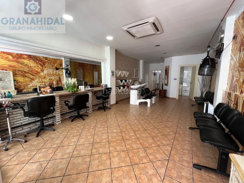 Foto ed0a62e6-a83d-43a0-983f-80ec85bffdd5. Alquiler local comercial salon de peluqueria y estetica en Atarfe