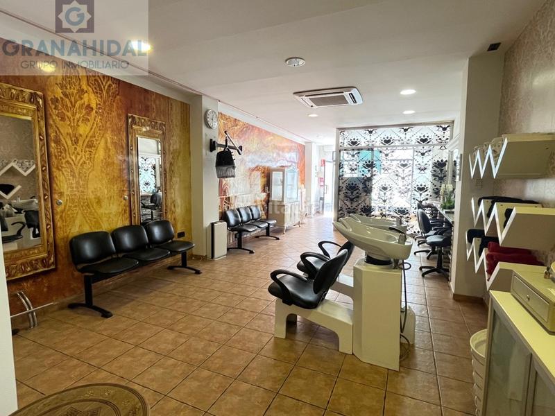 Foto f5a15cfe-129b-421b-a5ad-ebc56e6fca27. Alquiler local comercial salon de peluqueria y estetica en Atarfe