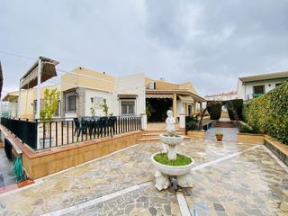 Maison à La Zubia Ciudad. Chalet independiente de 750 m2 con piscina en la zubia.