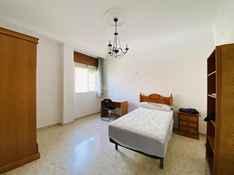 Foto fd13d1e9-c813-4680-9a4c-425da0d5fec0. Alquiler piso estudiantes!! piso de 4 dormitorios en calle san rómulo en Granada