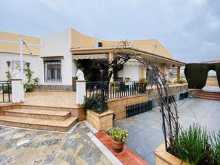 Casa  Calvario. Chalet independiente de 750 m2 con piscina en la zubia.