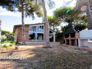 Chalet  N/a. Casa exclusiva con piscina y gran jardín en el canyet  badalona